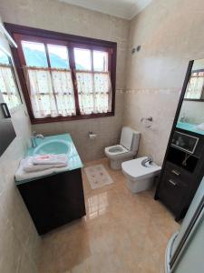 Kúpeľňa v ubytovaní Casa familiar con jardín “Arana Etxea” EBI01207