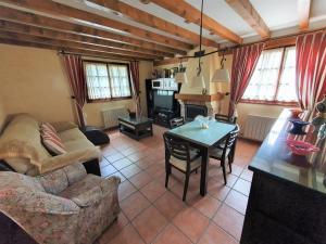 sala de estar con sofá y mesa en Casa familiar con jardín “Arana Etxea” EBI01207, en Orduña