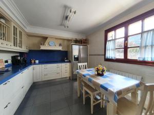 Kuchyňa alebo kuchynka v ubytovaní Casa familiar con jardín “Arana Etxea” EBI01207