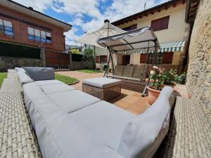 Posedenie v ubytovaní Casa familiar con jardín “Arana Etxea” EBI01207