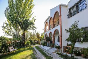 a courtyard of a building with a palm tree at Apartamentos Baeza RN in Baeza