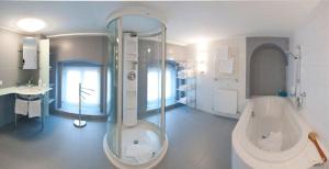 Koupelna v ubytování Hotel Zum Hirschen + 32 fotografií