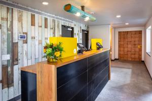 an office with a reception desk with flowers on it at The FINCH in Walla Walla