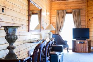 TV a/nebo společenská místnost v ubytování Alpine Lodge Motel