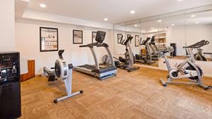 The fitness centre and/or fitness facilities at Best Western Discovery Inn