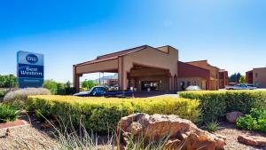 un miglior edificio occidentale con garage per auto di Best Western Discovery Inn a Tucumcari