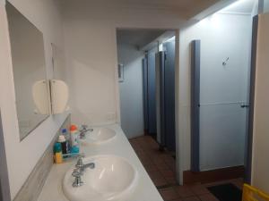 Mumma's Hostel Cairns的一间浴室