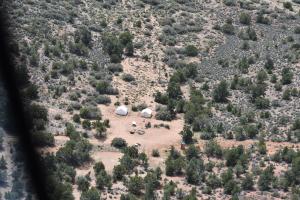 een luchtzicht op een veld met tenten en bomen bij Grand Canyon Western Ranch in Meadview