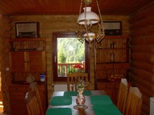 comedor con mesa y ventana en Veresko Villa, en Lacu Roșu