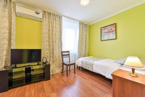 烏蘭烏德的住宿－гостиница "Полет"，一间卧室配有一张床和一台平面电视