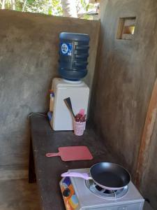 una estufa con una sartén encima junto a un mostrador en Sollo Sollo Homestay en Lemonga