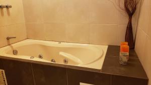 特魯希略的住宿－Hotel Chimor，浴室设有白色浴缸。