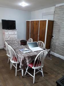 La Dolce Vita في تيغري: طاولة غرفة الطعام مع جهاز كمبيوتر محمول عليها