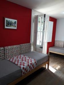老虎城的住宿－La Dolce Vita，一间卧室设有一张床和红色的墙壁