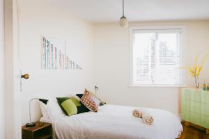 Llit o llits en una habitació de Coastal Penthouse at Coogee Beach