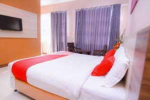 Tempat tidur dalam kamar di Super OYO Capital O 1630 Hotel Syariah Ring Road