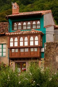 una casa con balcón en la parte superior en Casa Rural Madre Pepa, en Carreña
