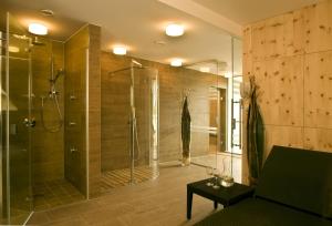 un bagno con doccia con box doccia in vetro di Hotel Zum Hirschen a Längenfeld