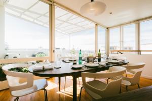una sala da pranzo con tavolo e sedie di Coastal Penthouse at Coogee Beach a Sydney