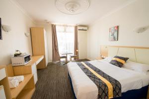 Postel nebo postele na pokoji v ubytování Jacksons Motor Inn