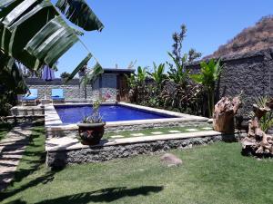 艾湄灣的住宿－Amed Sudi House，一座房子的院子内的游泳池