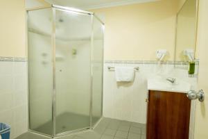 Koupelna v ubytování Jacksons Motor Inn