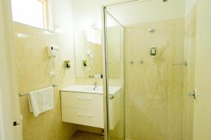 Koupelna v ubytování Jacksons Motor Inn