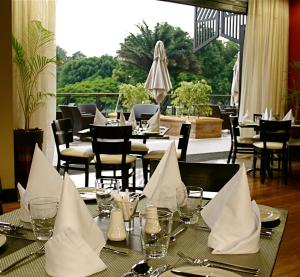 een tafel met witte servetten bovenop een restaurant bij Mount Meru Hotel in Arusha