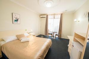 Postel nebo postele na pokoji v ubytování Jacksons Motor Inn