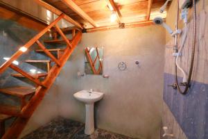 Vonios kambarys apgyvendinimo įstaigoje Sigiriya Free View Tree House & Villa
