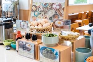 une table avec des œufs et d’autres denrées alimentaires exposés dans l'établissement Vessel Hotel Higashi Hiroshima, à Higashihiroshima