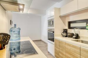 Il comprend une cuisine équipée d'une cuisinière. four supérieur à côté d'un évier dans l'établissement Icono Playa Condos, B307, à Playa del Carmen