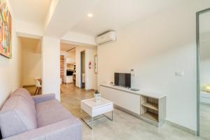 un salon avec un canapé et une télévision dans l'établissement Icono Playa Condos, B307, à Playa del Carmen