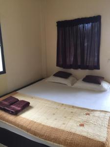 2 Betten in einem Zimmer mit Fenster in der Unterkunft Janina resort Koh chang in Ko Chang