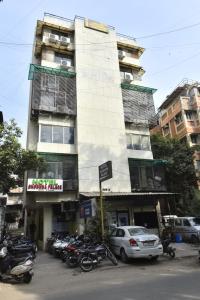 um edifício com motos estacionadas em frente em Hotel Shobhna Palace em Ahmedabad