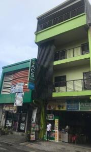 un hombre parado frente a un edificio en Acs Pension House en Koronadal