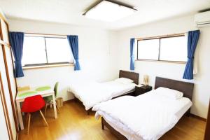 A bed or beds in a room at 湘南かたせ家
