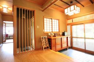 Pokój z drewnianym biurkiem w pokoju w obiekcie 湘南かたせ家 w mieście Fujisawa