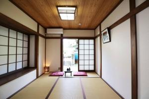 藤澤的住宿－湘南かたせ家，一间设有窗户的日式客房的走廊