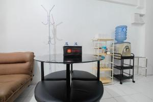 A seating area at New Furnished 2BR Apartment @ Mutiara Bekasi By Travelio