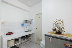 A kitchen or kitchenette at New Furnished 2BR Apartment @ Mutiara Bekasi By Travelio