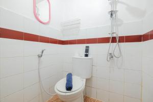 Un baño de New Furnished 2BR Apartment @ Mutiara Bekasi By Travelio