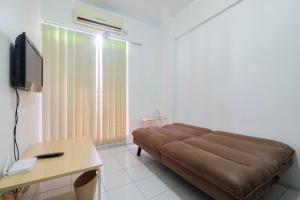 TV a/nebo společenská místnost v ubytování New Furnished 2BR Apartment Mutiara Bekasi By Travelio
