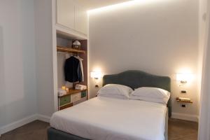 una camera con un letto bianco con due cuscini di principati17 a Salerno