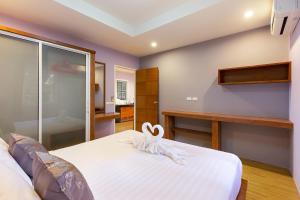 Postel nebo postele na pokoji v ubytování Harmony Naturist Resort Rawai Phuket 18yr minimum age only nudist nake d FKK