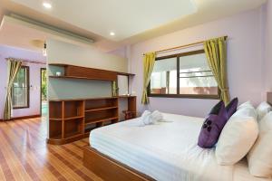 Postel nebo postele na pokoji v ubytování Harmony Naturist Resort Rawai Phuket 18yr minimum age only nudist nake d FKK