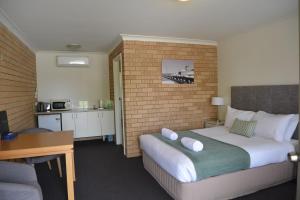 Кровать или кровати в номере Albury Allawa Motor Inn
