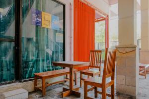 諫義里的住宿－Super OYO 1759 Family Residence Syariah，一张桌子和两把椅子坐在窗边