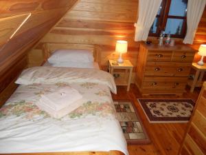 Postel nebo postele na pokoji v ubytování Forest Edge Lodge