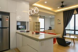eine Küche mit einer Theke und ein Wohnzimmer in der Unterkunft USJ One HomeStay @ Subang HomeStay in Subang Jaya